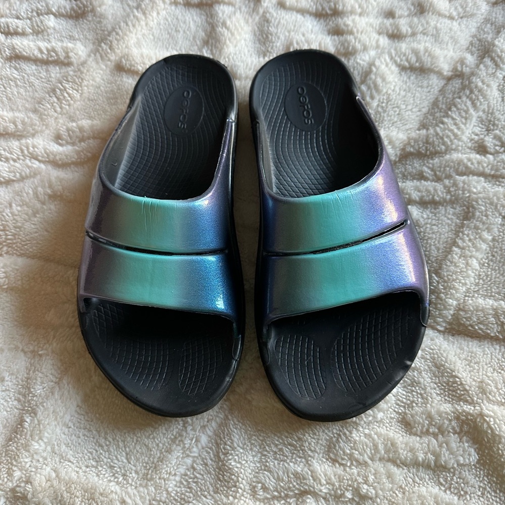 OOFOS Iridescent Blue-Green Slide Sandals